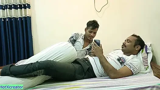 Aldatan kız arkadaş sikişmek için paylaşıldı! Hintli üçlü seks