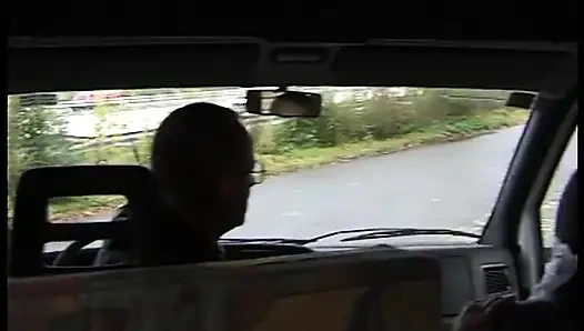 Sarışın genç kız üçlü grup sekste arabada sikiliyor