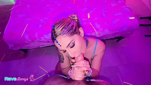Dahlia Noire neon gecesini vahşi şehvetli enerjiyle aydınlatıyor!