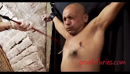 Sadist sahibe taşaklarını bağlıyor ve onu kırbaçlıyor