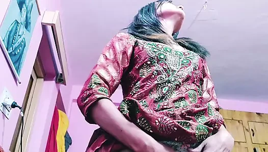 Ateşli piliç büyük yarağını ve götünü yalamaktan hoşlanıyor