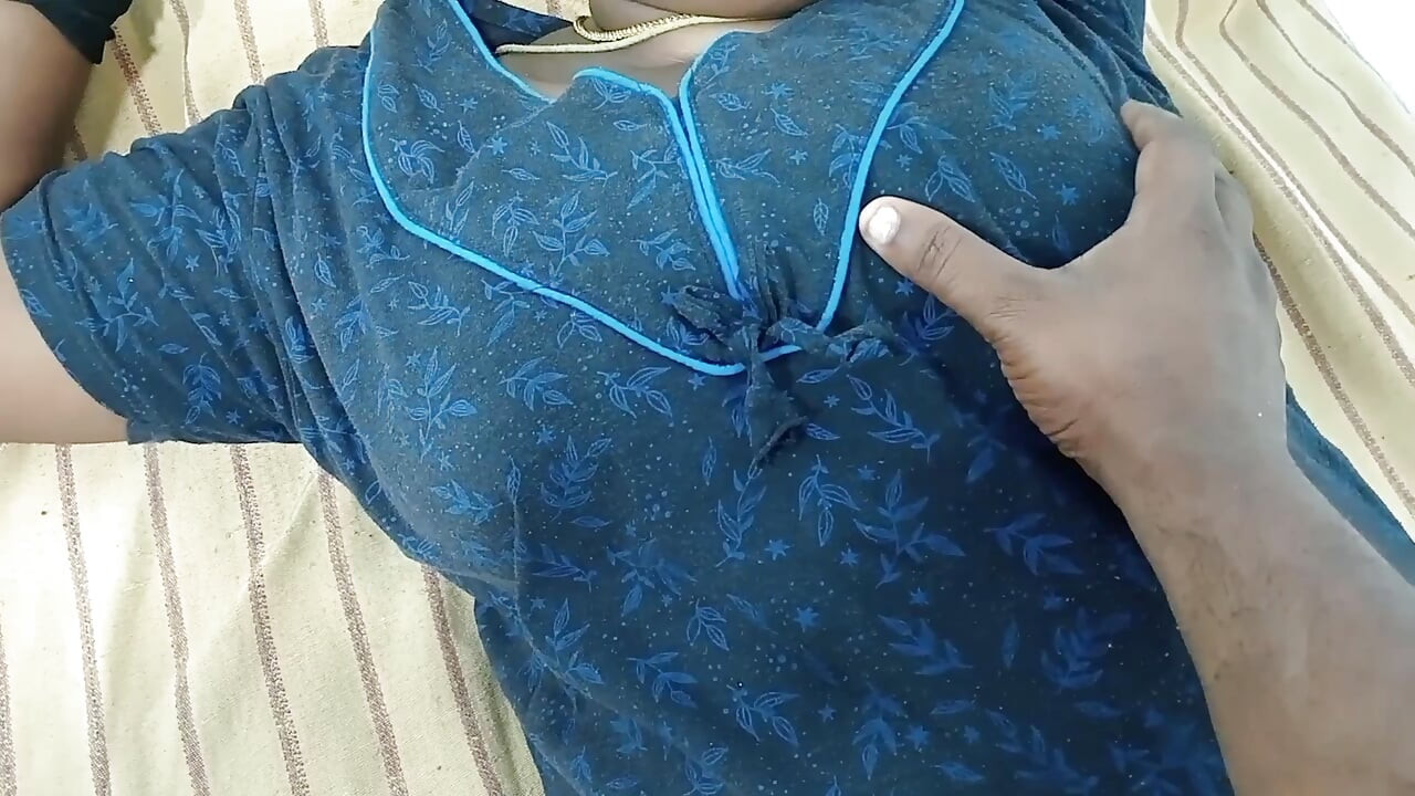 Tamil yenge sevgilisinin yarağını emiyor ve lotus pozisyonunda dölleme seksi yapıyor