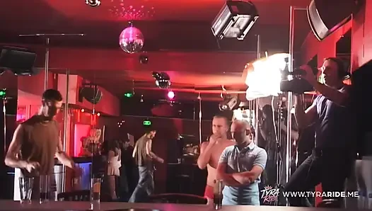 Çıplak çiftler ve direk dansı ile vahşi eş değiştirme kulübü gecesi