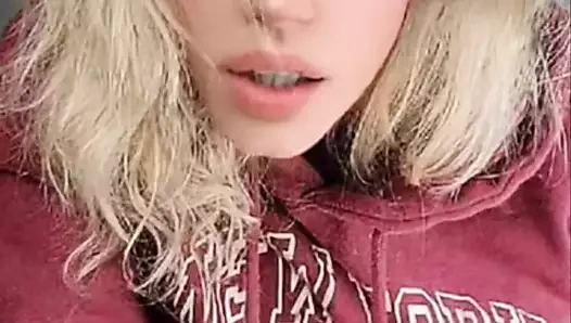 Ateşli kız tangalarla rastgele dildo oynuyor