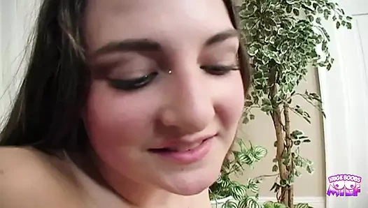 Güzel bir esmer bir adamla sert seks yapmadan önce amını hazırlarken mastürbasyon yapıyor