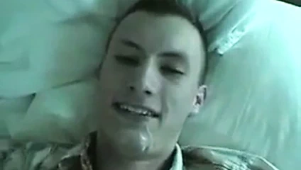 twink'in yüzünde ve dilinde hızlı boşalmak