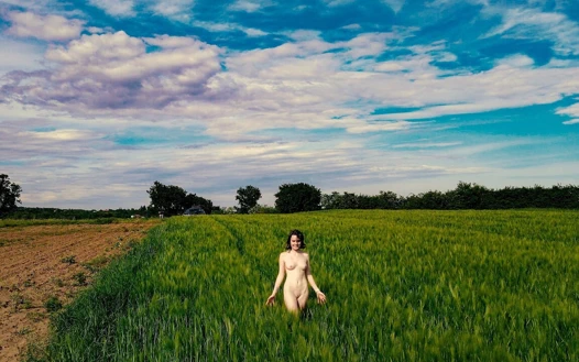 Darcy dark açık havada işiyor ve altın duş