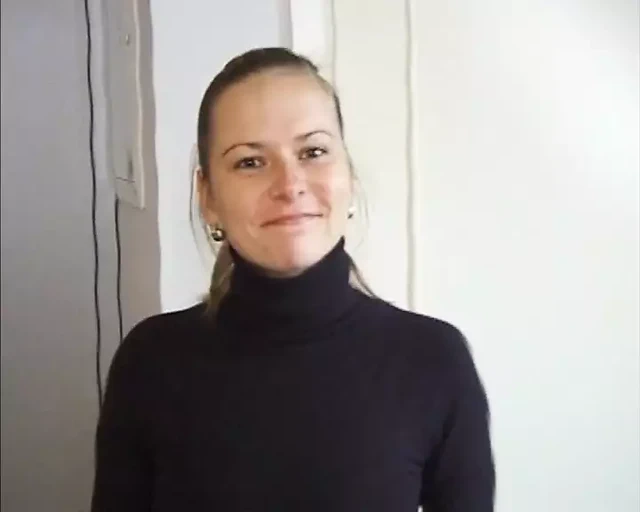 Kuzenim Petra, tıraşlı amcıklı doğal bir sarışın