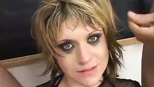 Yarağa aç sarışın kaltak büyük yaraklı iki adama sakso çekiyor