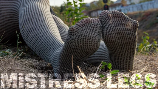 Gri opak külotlu çoraplı tanrıça yürüyüşlerde ayakla azdırıyor