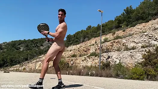 Fitnessçı padel'i açık havada çıplak eğitıyor