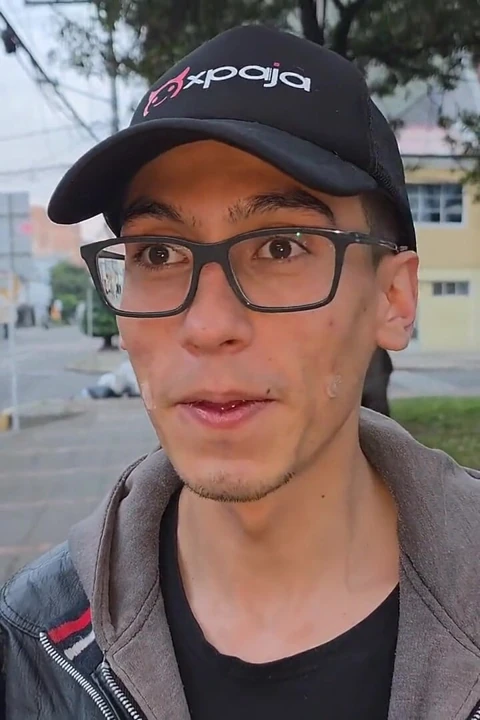Jordhy, Parkta Bir Yabancıyı Porno Videoya Katılmaya Ikna Ediyor
