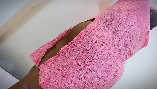 19 yaşındaki iri güzel kadın külotsuz ateşli hizmetçi yarı çıplak kız terfi almak için sahibine bir video gönderiyor