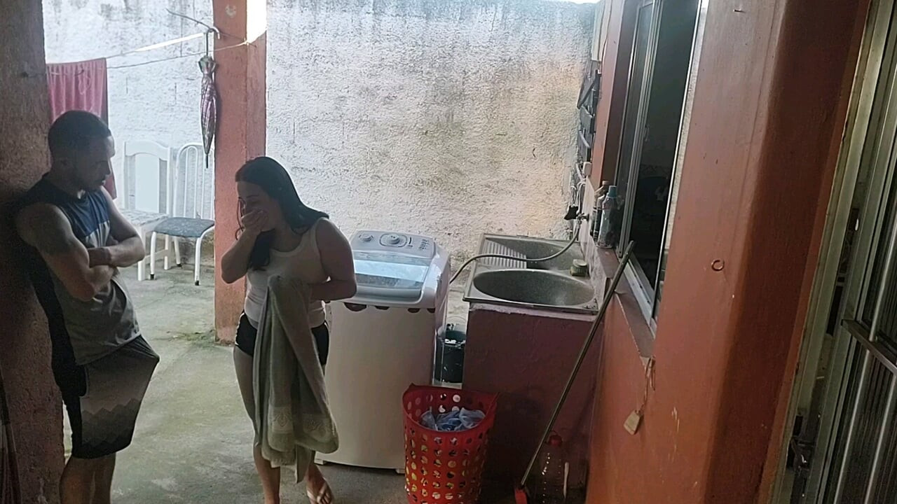 Karım gitti ve hizmetçi ereksiyon olan yarağıma karşı koyamadı