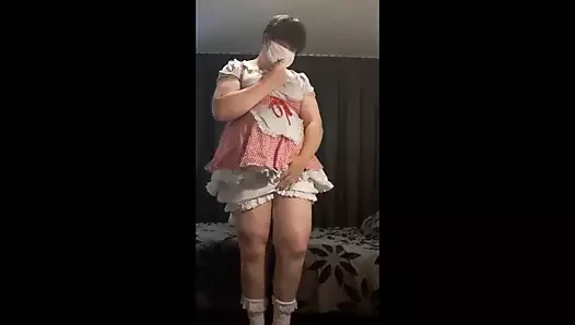 Sevimli kısa elbise ve çiçek açan tombul femboy