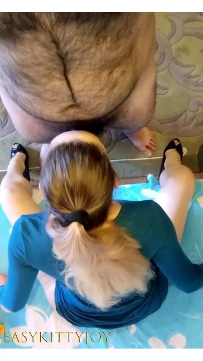 Kolay kittyjoy. karısı elbise, tayt ve topuklu oral seks verir