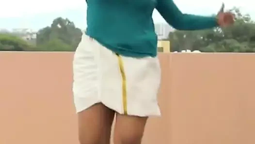 Hintli kadının büyük götü sallanıyor