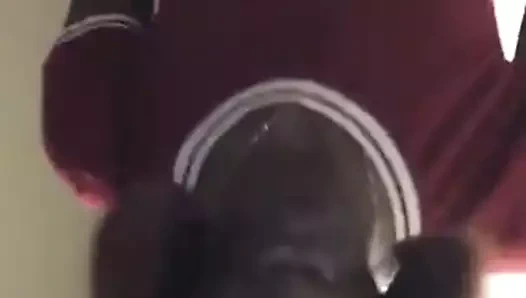 Külot ile onu kedi piercing gösteriliyor