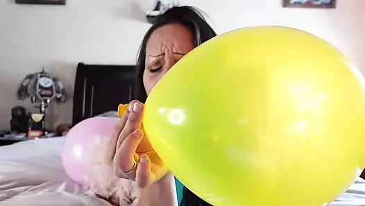 Balonlarımla seni azdırmak istiyorum, yarağını her nefese okşamasını izlemek istiyorum