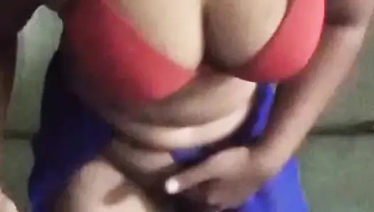 Erkek arkadaşıma ateşli bir elbise içinde genç götümü gösterdim.