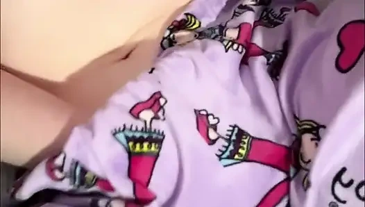 Sevimli kız çişini tutamıyor ve külotunu su basıyor