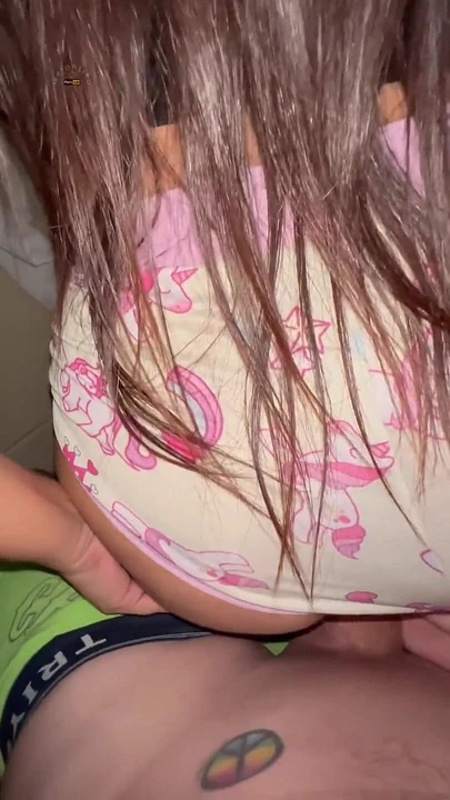 Büyük memeli Arap genç kızı merdivenlerde sikiyor