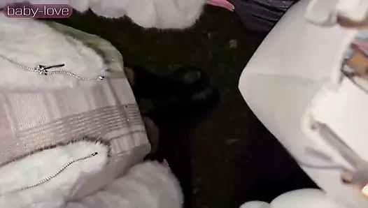Gece geç saatlerde park mücadele eden bir kızla karşılaşıyor ve döllenmeyle biten riskli bir açık havada deneyime çekiliyor
