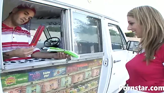 Sevimli ponpon kız Alyssa Hall döl yutuyor