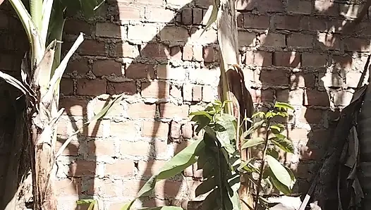 Ben bahçede oynarken bir komşu beni gördü