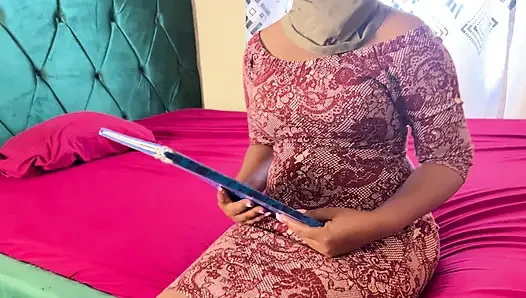 Üniversiteli kız revizyonu sırasında amına mastürbasyon yapıyor