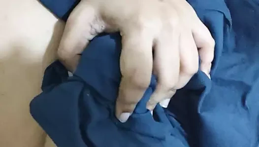 Hintli kız seksi göğüsleri ile oynuyor