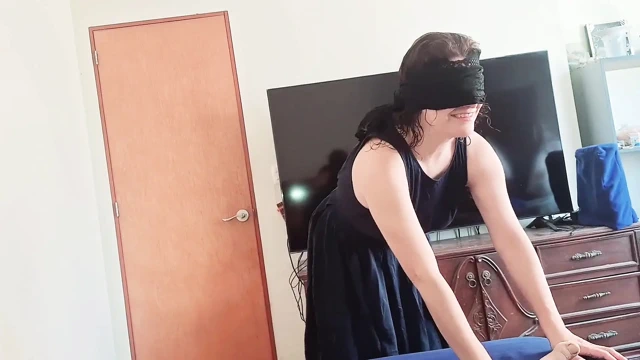 Biraz penisiyle oynuyor