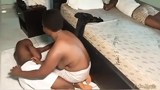 Sinsi Nijeryalı ev hanımı aile ziyaretçilerinin kendilerini evde hissetmelerini nasıl sağlayacağını biliyor