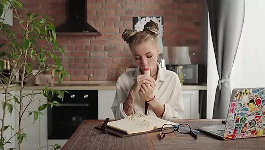 Genç dövmeli öğretmen heilynight yarak emmeyi gösteriyor