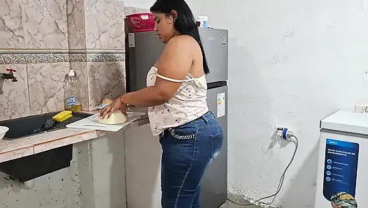 Pandora soyunuyor ve çıplak yemek hazırlıyor