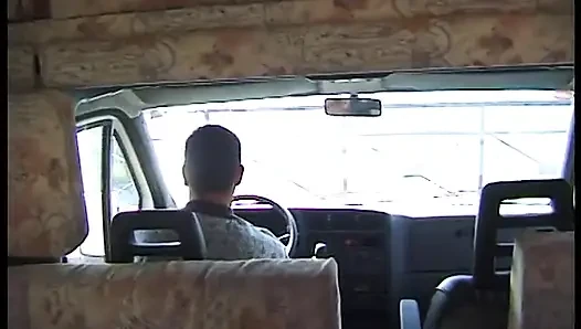 Külotlu çoraplı kız ambulansta büyük bir yarağı sikiyor ve götüne boşalma