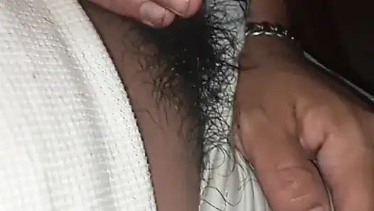 Oturma odasında yarak emiyor