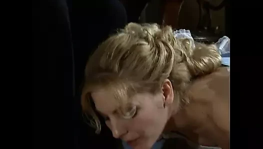 sarışın köle kız hizmet vermektedir ona usta