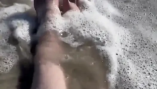 16 ayak ve bacak büyüklüğünde dalgalar çarpıyor