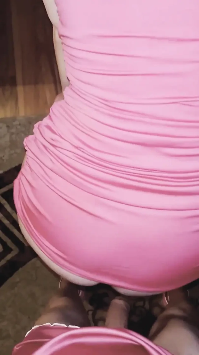 Pembe Elbiseli Biseksüel Çift