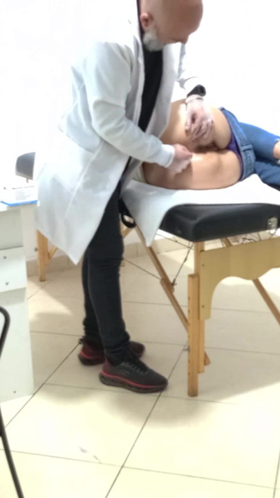 Proktolog kabız hastaya anal muayene yapıyor. | Klip 2