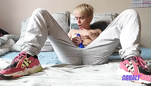 Islak kadın kirli spor ayakkabılarını koklayıp boşalıyor