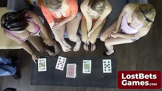 Çıplak komşunla oyunu kaybeden masa oluyor
