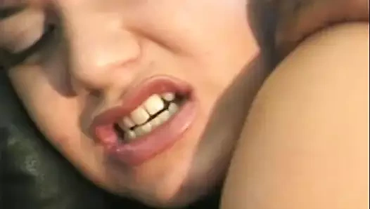 Profesyoneli emiyor ve sikişen sevimli genç beyaz esmer için büyük ırklararası yarak