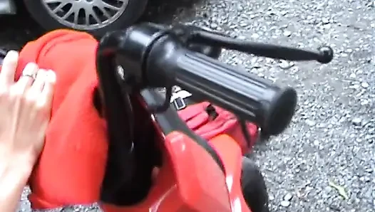 Avrupalı genç kız yol kenarında sikiliyor