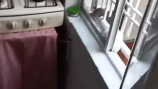 Verandadaki komşum banyo yapıyor zengin götlü inanılmaz göğüsleri var bu esmer Kanada'da bulunduğu bir tanrıça