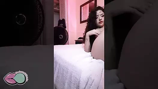 Kıçımda kırmızı bir fiş ve dokunaç hentai oyuncakla oynayın