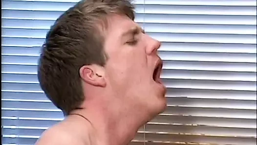 Alman esmer sevgilisini dolaba almak için sahip olmak onu istekli kedi büyük bir horoz tarafından nüfuz