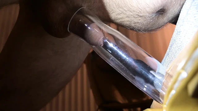 Vakumlu yarak emiyor ve erkeklerin yarağının içine boşalıyor