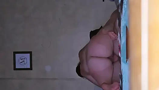 Sıkı amcığını sikiyor ve yarağıma binişine izin veriyor